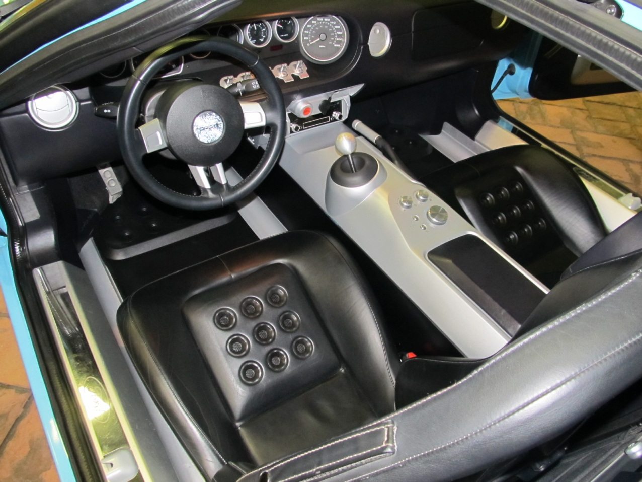 Ford GT Specs include a comfortable interior of leather and aluminum